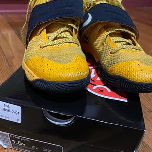 Boys Sneakers Kyrie 2 Size 1.5